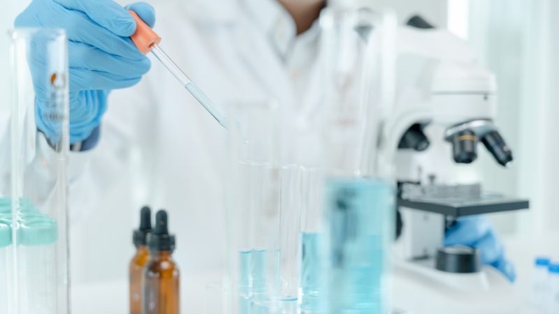 逆转录酶：生物医药研发的“魔术师”与如何选择合适的生产厂家